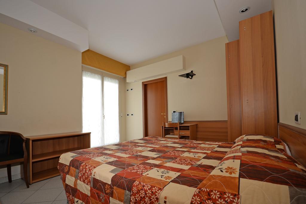 Hotel Al Ragno Чезенатико Екстериор снимка